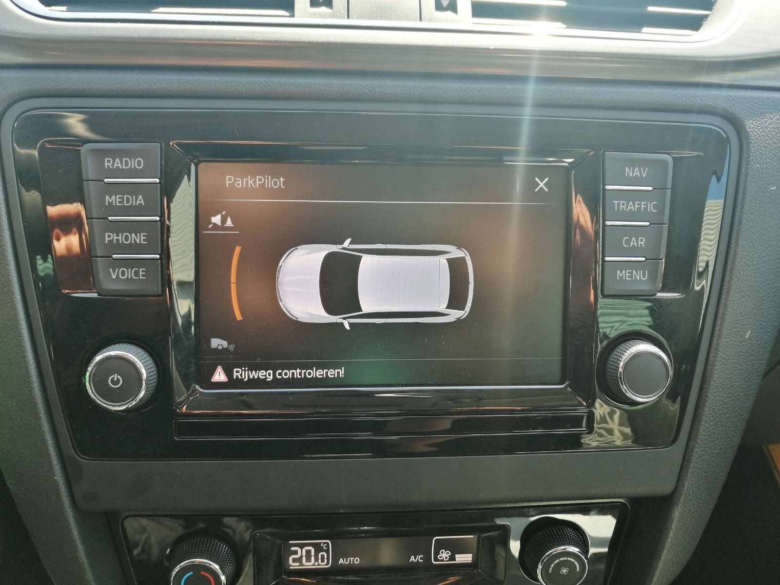 SKODA RAPID PARKEERSENSOREN VOOR EN ACHTERUITRIJCAMERA